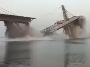 Jembatan Tiba-tiba Ambruk di India, 9 Orang Tewas Jembatan Tiba-tiba Ambruk di India, 9 Orang Tewas