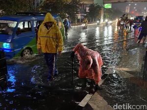 Jalan Margonda Depan Plaza Depok Tergenang, Warga: Gara-gara Galian Kabel
