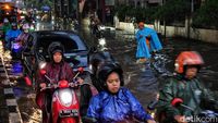 Genangan di Cipulir Bikin Lalin Sempat Tersendat