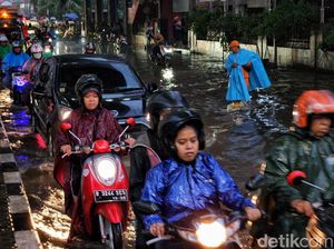 Genangan di Cipulir Bikin Lalin Sempat Tersendat