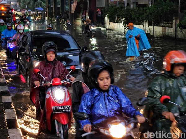 Genangan di Cipulir Bikin Lalin Sempat Tersendat