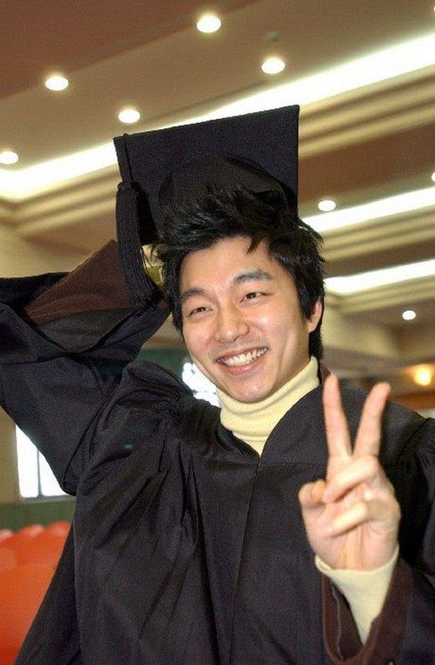 Gong Yoo saat kelulusan / Foto: Koreaboo Gong Yoo saat kelulusan / Foto: Koreaboo