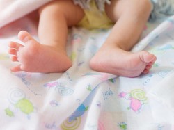 Viral Tradisi Gebrak Bayi Baru Lahir Biar Nggak Kagetan, Dokter Anak: Mitos!