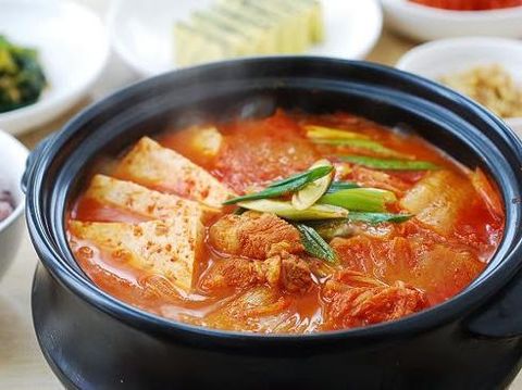 Ilustrasi kimchi jjigae