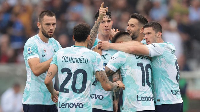 TURIN, ITALY - JUNE 03: Marcelo Brozovic of FC Internazionale celebrates with team mates after scoring to give the side a 1-0 lead during the Serie A match between Torino FC and FC Internazionale at Stadio Olimpico di Torino on June 03, 2023 in Turin, Italy. (Photo by Jonathan Moscrop/Getty Images)