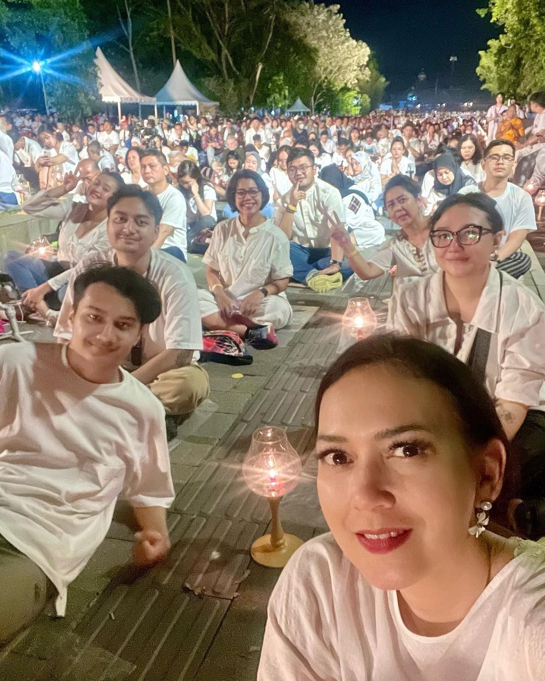Ira Wibowo ikuti acara Waisak di Borobudur