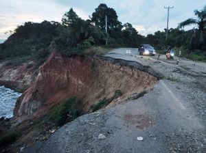 Jalan Penghubung Bengkulu-Sumbar Tergerus Abrasi