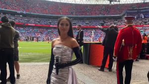 8 Foto Penyanyi Jadi Sorotan, Disebut Pakai Kostum BDSM di Final Piala FA