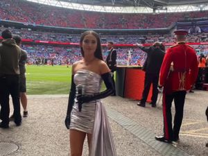 8 Foto Penyanyi Jadi Sorotan, Disebut Pakai Kostum BDSM di Final Piala FA