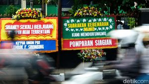 Jelang Sidang, Karangan Bunga Dukungan ke Shane Lukas Berjejer