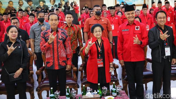 Jokowi, Megawati dan Ganjar Kompak Salam Metal di Rakernas PDIP