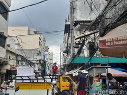 Semrawut Kabel di Kesawan Medan Bikin Mobil Sering Nyangkut