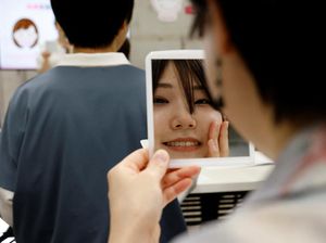 Penampakan Kursus Tersenyum di Jepang, Lupa Caranya gegara Kelamaan Pakai Masker