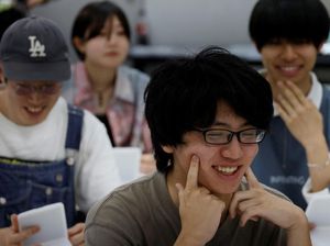 Warga Jepang Sampai Harus Kursus Demi Bisa Tersenyum Warga Jepang Sampai Harus Kursus Demi Bisa Tersenyum