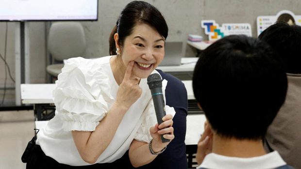Students learn how to practice facial muscles with mirrors at a smile training course at Sokei Art School in Tokyo, Japan, May 30, 2023. REUTERS/Kim Kyung-Hoon     TPX IMAGES OF THE DAY