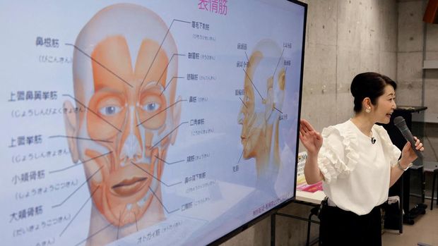 Students learn how to practice facial muscles with mirrors at a smile training course at Sokei Art School in Tokyo, Japan, May 30, 2023. REUTERS/Kim Kyung-Hoon     TPX IMAGES OF THE DAY
