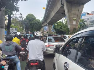 Lalin di Jl Tendean-Wolter Monginsidi Macet, Pengendara Adu Klakson
