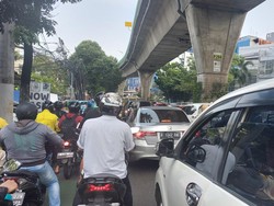 Lalin di Jl Tendean-Wolter Monginsidi Macet, Pengendara Adu Klakson