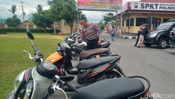 Kendaraan rombongan pesilat yang diamankan di Polres Klaten Kendaraan rombongan pesilat yang diamankan di Polres Klaten. Rombongan pesilat ini disetop di Prambanan karena hendak ke Jogja, Senin (5/6/2023) malam.
