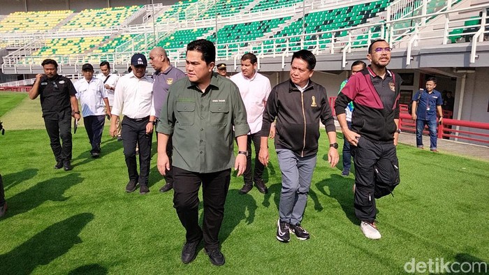 Ketua Umum PSSI Erick Thohir meninjau kesiapan stadion GBT menjelang laga Timnas Indonesia Vs Palestina