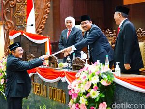 Gubernur Khofifah Sebut Jatim Surplus Realisasi Anggaran Rp 401,78 Miliar Gubernur Khofifah Sebut Jatim Surplus Realisasi Anggaran Rp 401,78 Miliar