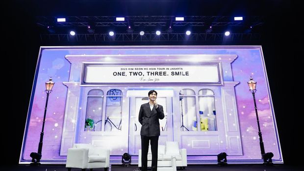Kim Seon-ho menggelar fanmeeting 2023 KIM SEON HO ASIA TOUR ONE, TWO, THREE, SMILE IN JAKARTA di Tennis Indoor GBK, 2-3 Juni 2023.