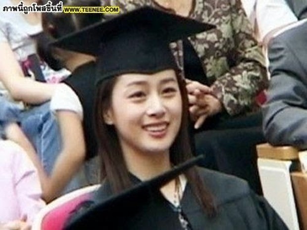 Kim Tae Hee saat kelulusan / Foto: Soompi.com Kim Tae Hee saat kelulusan / Foto: Soompi.com