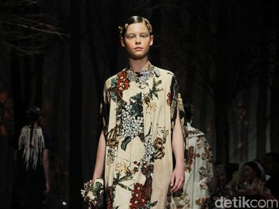 10 Koleksi Busana Terbaru Biyan Wanaatmadja Perayaan 40 Tahun Berkarya