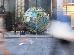 Kreatif Banget! Bola Bumi Raksasa Ini Terbuat dari Plastik Bekas