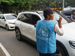 Le Minerale Ubah Sampah Botol PET Jadi Rompi untuk Pedagang Asongan