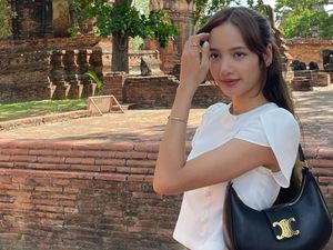 Anggun Penampilan Lisa BLACKPINK saat Mudik ke Kampung Halaman