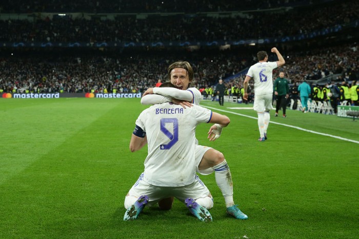 MADRID, SPAIN - MARCH 09: Karim Benzema (L) Real Madrid CF celebrates scoring their third goal with teammate Luka Modric (R) during the UEFA Champions League Round Of Sixteen Leg Two match between Real Madrid and Paris Saint-Germain at Estadio Santiago Bernabeu on March 09, 2022 in Madrid, Spain. (Photo by Gonzalo Arroyo Moreno/Getty Images)