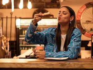 Makan Sendirian di Restoran Tidak Aneh, Justru Punya Manfaat Ini