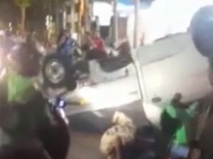 Mobil Pikap di Makassar Tabrak Pohon gegara Sopir Ngantuk, 2 Balita Luka