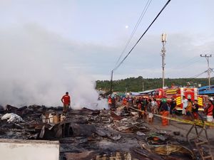 8 Kios-10 Rumah di Pasar Wosi Manokwari Terbakar, Kerugian Rp 20 Miliar 8 Kios-10 Rumah di Pasar Wosi Manokwari Terbakar, Kerugian Rp 20 Miliar