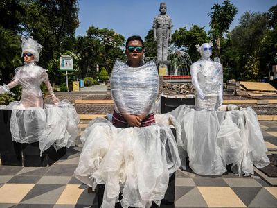 Manusia Plastik Kumpul di Alun-alun Surabaya, Ada Apa?