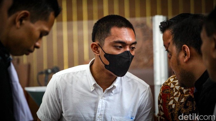 Mario Dandy berbincang dengan tim kuasa hukumnya usai sidang dakwaan di PN Jaksel, Jalan Ampera Raya, Jakarta, Selasa (6/6/2023). Mario Dandy tidak mengajukan eksepsi di kasus penganiayaan terhadap David Ozora. Sidang akan berlanjut pada pemeriksaan saksi.