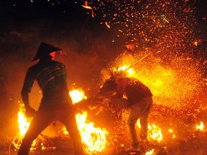 Meriahnya Tradisi Perang Obor di Jepara