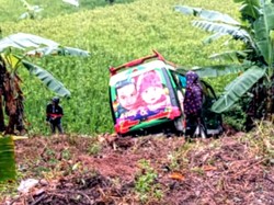 Ditinggal Sopir Beli Rokok, Mobil Elf Malah Nyungsep ke Sawah