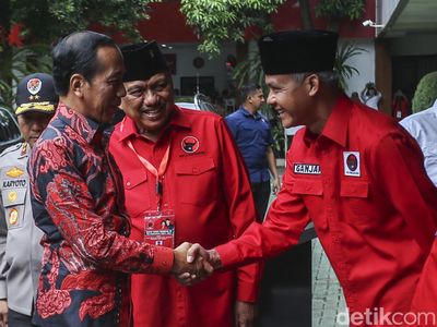 Momen Ganjar Sambut Jokowi di Rakernas III PDIP
