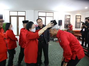 Momen Megawati Rapihkan Kopiah Ganjar Pranowo di Rakernas PDIP