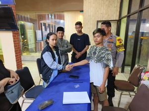 Cinta Bertepuk Sebelah Tangan, Pria Surabaya Embat HP Wanita yang Menolaknya Cinta Bertepuk Sebelah Tangan, Pria Surabaya Embat HP Wanita yang Menolaknya