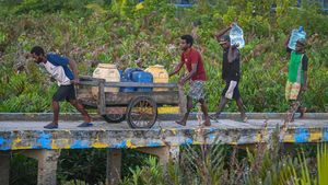 Begini Perjuangan Warga di Papua Dapat Air Bersih