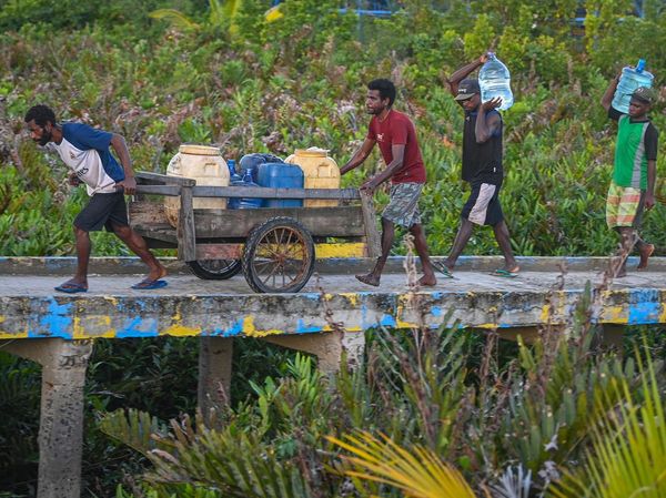 Begini Perjuangan Warga di Papua Dapat Air Bersih