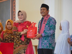 Bupati Klaten Beri Bekal Makanan Khas Klaten & Syal Lurik ke Calon Haji