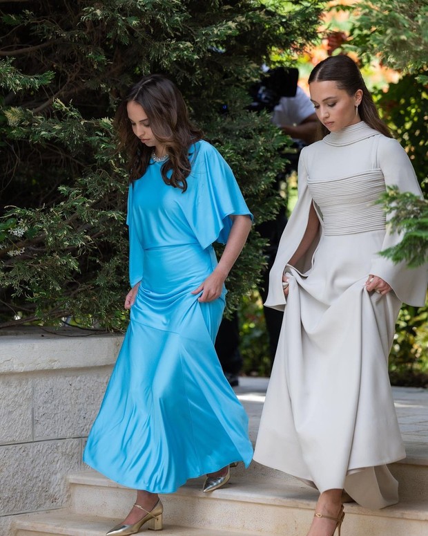 Penampilan Putri Salma dari Yordania dengan Dress Biru/ Instagram.com/queenrania Putri Salma