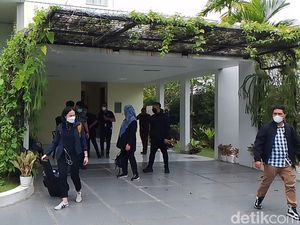 KPK Geledah Rumah Andhi Pramono di Batam 2 Jam, Bawa 2 Koper KPK Geledah Rumah Andhi Pramono di Batam 2 Jam, Bawa 2 Koper