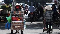 Perjuangan PKL di Vietnam Berjualan di Tengah Panas Terik