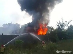 Home Industry Timba Plastik di Jombang Ludes Terbakar