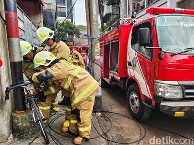 Petugas Damkar Bantu Pesepeda yang Gemboknya Tersangkut di Tiang Utilitas